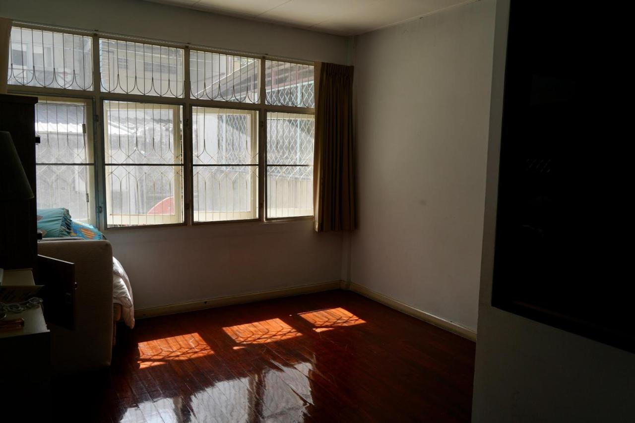 Sura Hostel Bangkok Near Mrt Phra Ram 9 Exteriör bild