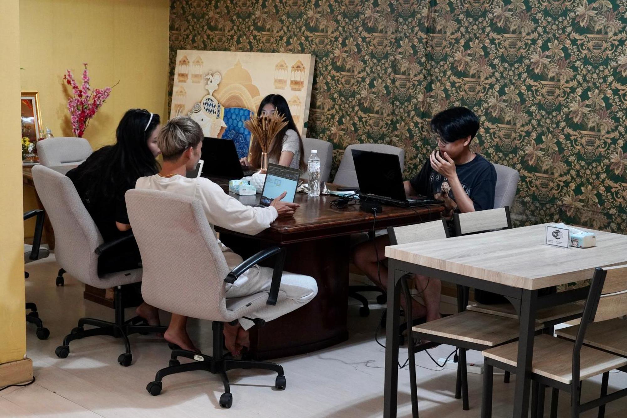 Sura Hostel Bangkok Near Mrt Phra Ram 9 Exteriör bild