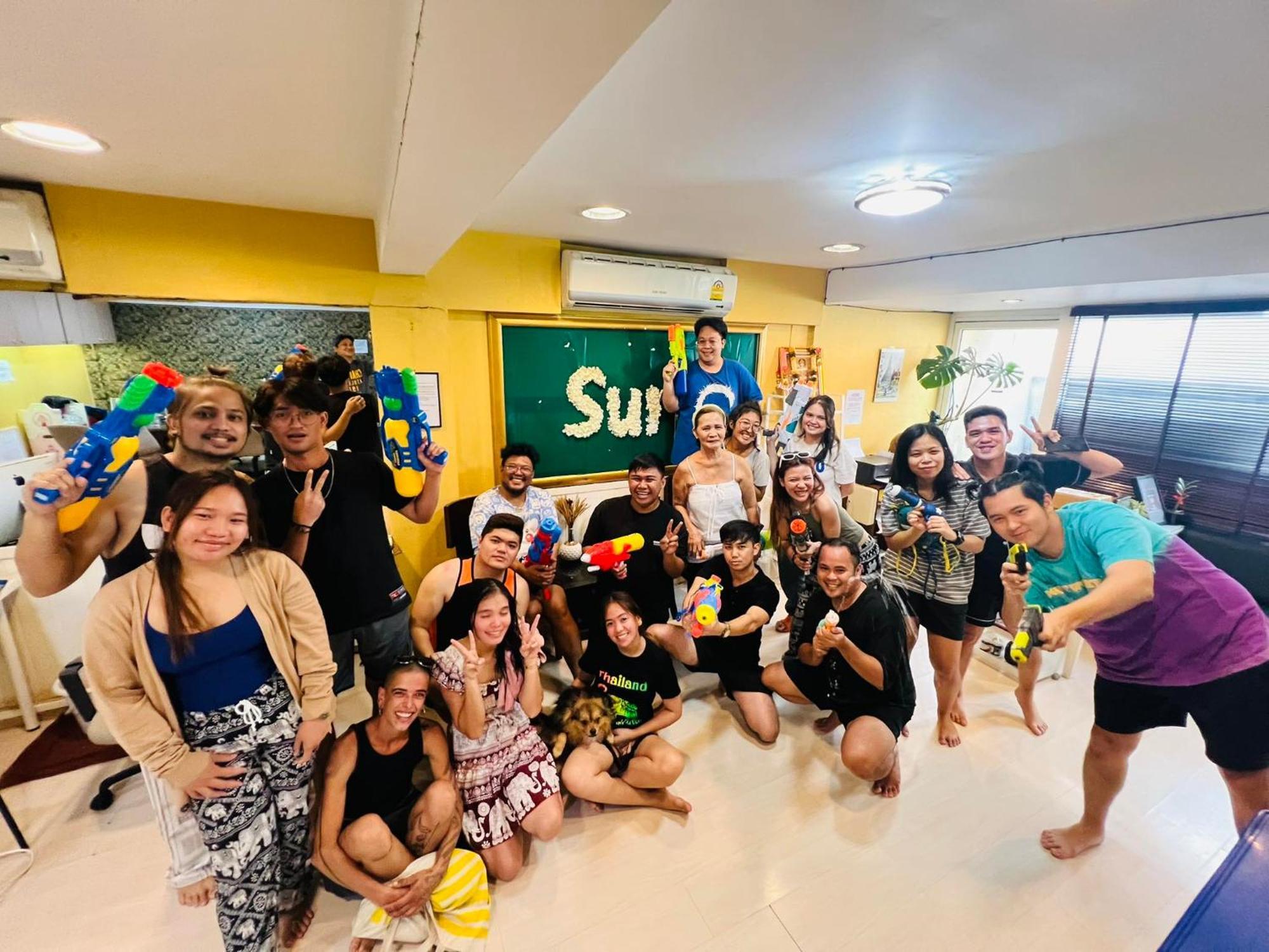Sura Hostel Bangkok Near Mrt Phra Ram 9 Exteriör bild