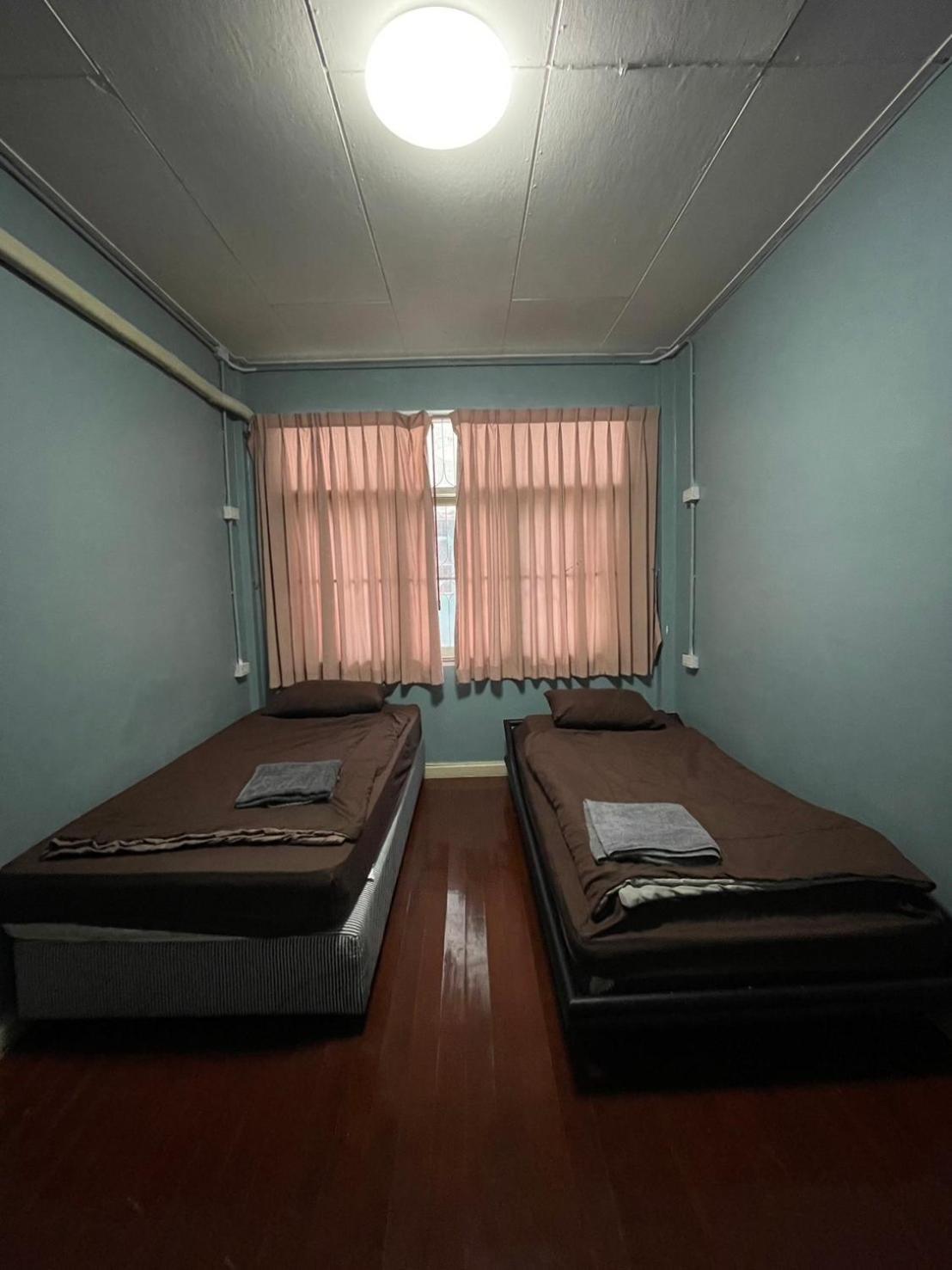 Sura Hostel Bangkok Near Mrt Phra Ram 9 Exteriör bild