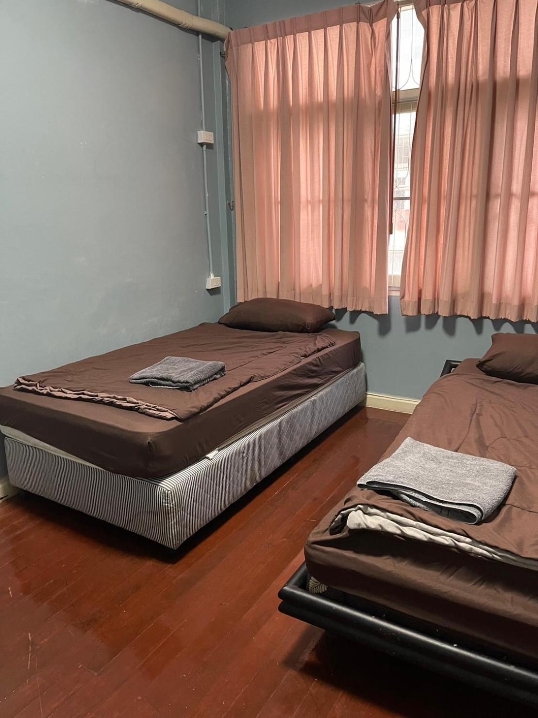 Sura Hostel Bangkok Near Mrt Phra Ram 9 Exteriör bild